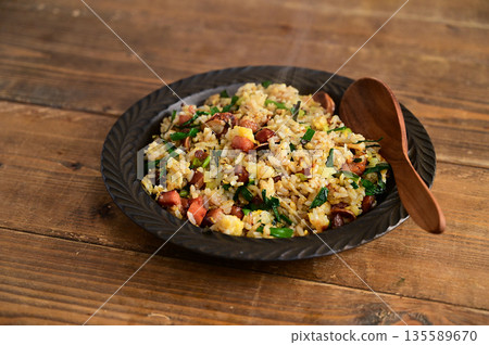烤豬肉韭菜炒飯 烤豬肉韭菜炒飯 135589670