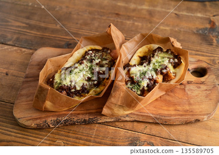 咖哩熱狗和咖哩肉餅 135589705