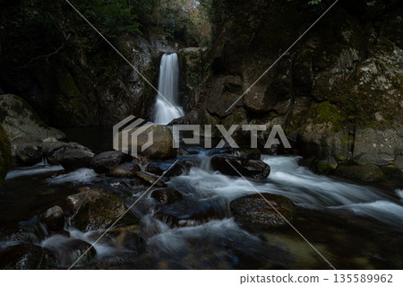 美麗的鳴澤瀑布 135589962
