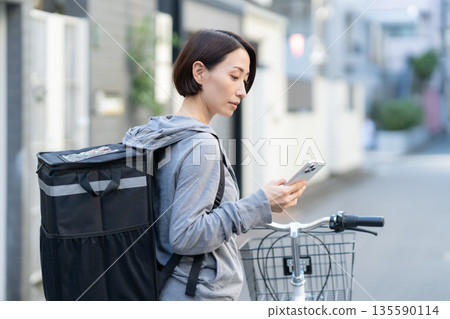 一名女子騎自行車送餐 135590114