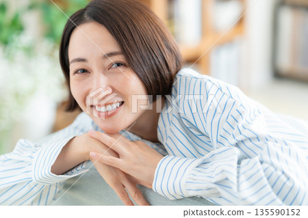 中年婦女在客廳的沙發上放鬆 135590152