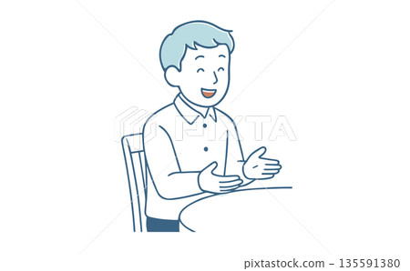 一個穿著襯衫的男人面帶微笑，邊走邊聊 135591380