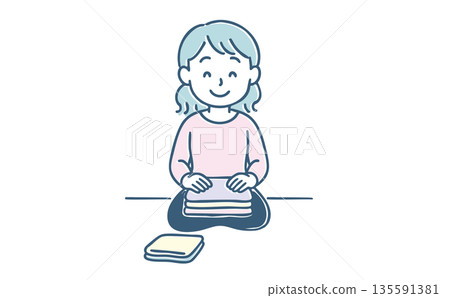 一位微笑的女士正在認真地疊衣服。 135591381