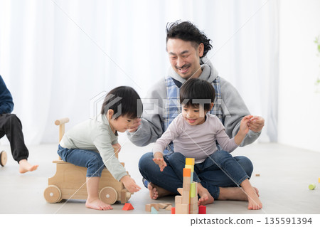 幼兒園老師和孩子們，老師們在玩積木 135591394