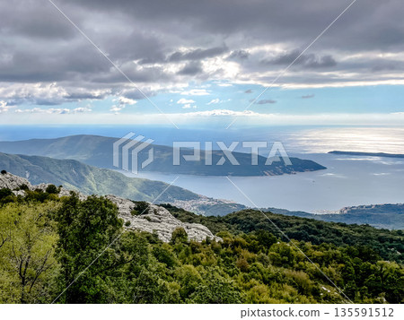 Enjoy the breathtaking mountain view that overlooks the vast sea, a truly magnificent sight 135591512