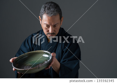 手持盤的陶工 135592345