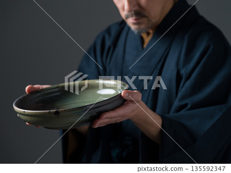 手持盤的陶工 135592347