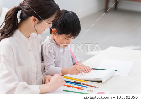 媽媽和孩子在家畫畫 135592350