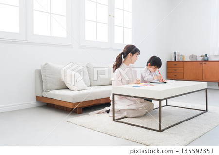 媽媽和孩子在家畫畫 媽媽和孩子在家畫畫 135592351