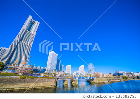 日本橫濱城市景觀…橫濱地標塔和岸道一帶的景色。還能看到禁飛標誌。 日本橫濱城市景觀…橫濱地標塔和岸道一帶的景色。還能看到禁飛標誌。 135592753