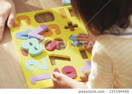 母親和孩子一起玩幼兒玩具，其樂融融。 135594499