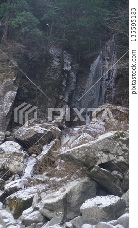 Hidden waterfall 135595183