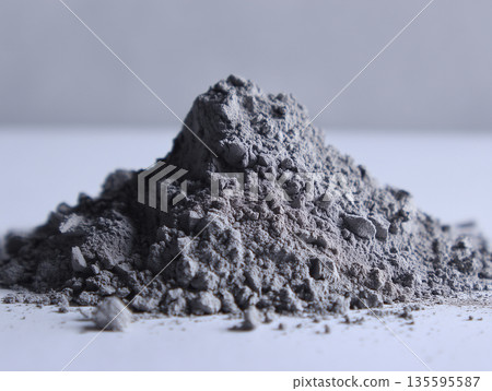 灰色粉末堆庫存照片 135595587