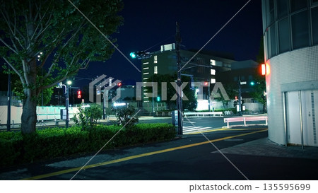 夜間綠燈路口 夜間綠燈路口 135595699