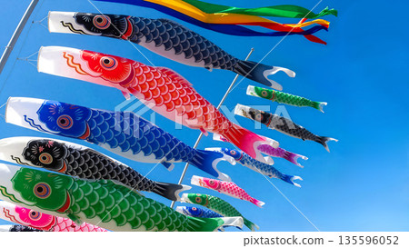 鯉魚彩帶、藍天、五月、兒童節、男孩節、日本傳統節日，寓意著成長，陽光明媚，令人神清氣爽的背景素材 135596052