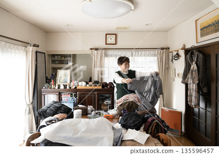 一位女士正在整理衣服 一位女士正在整理衣服 135596457