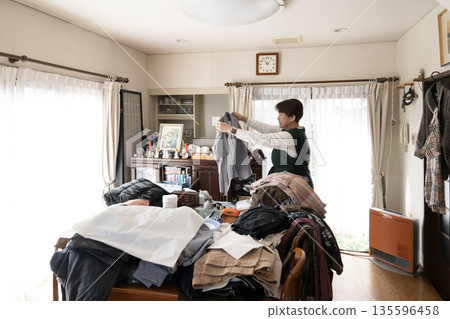 A woman organizing her clothes 135596458