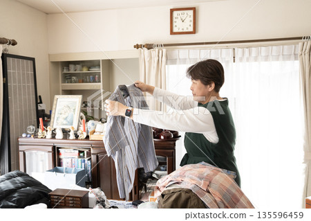 A woman organizing her clothes 135596459