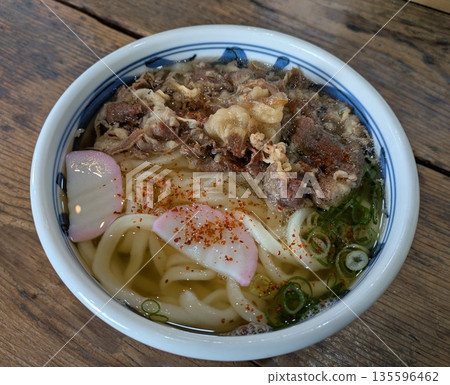 與烏冬面的肉烏冬面 與烏冬面的肉烏冬面 135596462