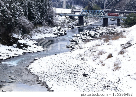 Winter scenery of the Nagaragawa River and Nagaragawa Railway Winter scenery of the Nagaragawa River and Nagaragawa Railway 135596492