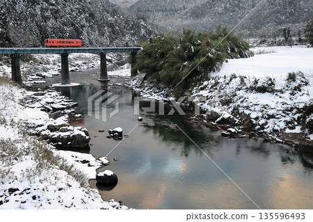 Winter scenery of the Nagaragawa River and Nagaragawa Railway Winter scenery of the Nagaragawa River and Nagaragawa Railway 135596493