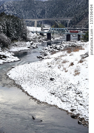 Winter scenery of the Nagaragawa River and Nagaragawa Railway Winter scenery of the Nagaragawa River and Nagaragawa Railway 135596494