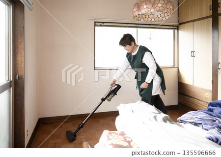 一名女子正在打掃房間 135596666