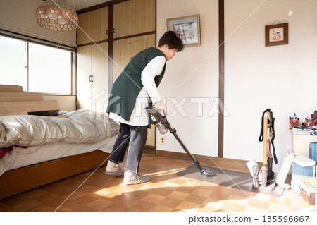 一名女子正在打掃房間 135596667