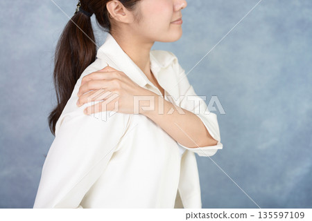 遭受僵硬的肩膀的女商人 135597109