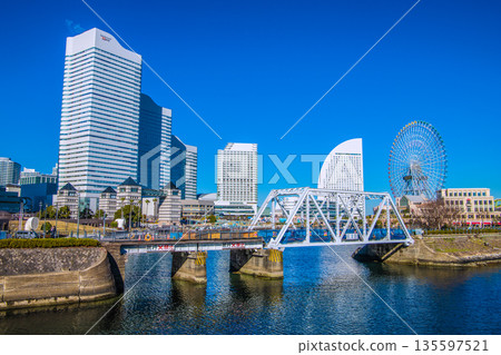 日本橫濱城市景觀…岸道及週邊地區的景色。可以看到禁飛標誌。 135597521