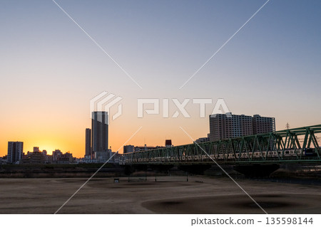 [Sobu Main Line] A train heading towards Tokyo with the rising sun 135598144