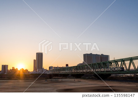 【總武本線】一列迎著旭日東昇駛往東京的列車 135598147