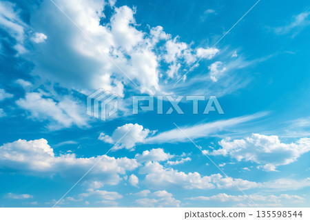 白雲在藍天下輕輕飄散 135598544