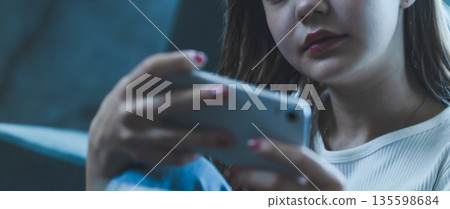 一名女子正在操作智慧型手機 135598684