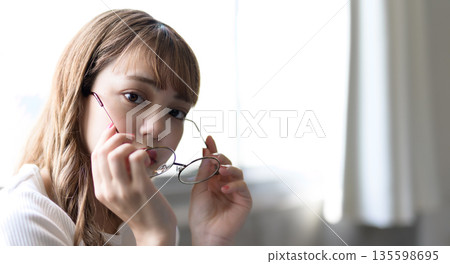 女人摘下眼鏡的那一刻 135598695