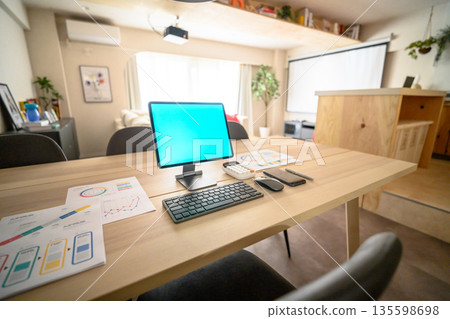 桌上的電子設備和文件 135598698