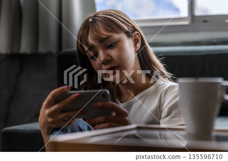 凝視智能手機的婦女 135598710