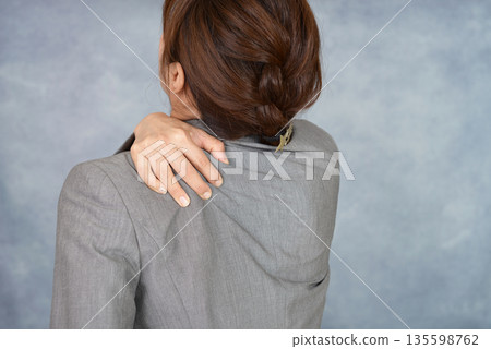 患有肩膀僵硬的女人 135598762