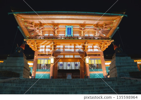 Fushimi-Inari Taisha  135598964