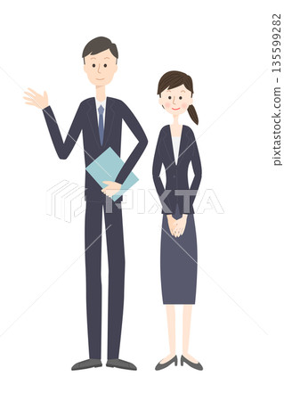 一男一女身著西裝,正在帶人參觀。 一男一女身著西裝,正在帶人參觀。 135599282