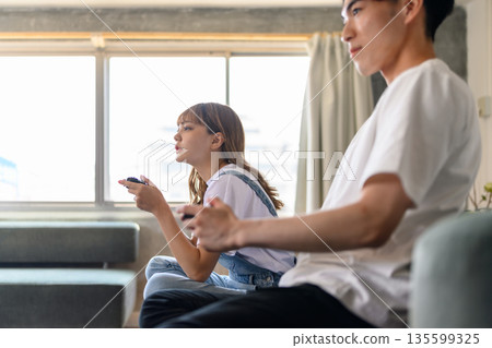 男女在室內玩遊戲 135599325