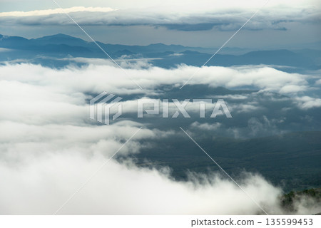 從富士山六合目附近可以飽覽多層山脈和下方翻騰雲海的全景。 135599453