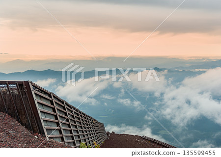 富士山七合目附近的登山步道上安裝了防護圍欄，可以欣賞到下方雲海的壯麗景色。 135599455