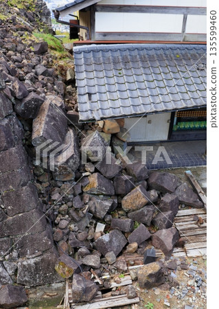 Kumamoto Castle stone wall collapsed in the Kumamoto earthquake (Kumamoto Prefecture) Kumamoto Castle stone wall collapsed in the Kumamoto earthquake (Kumamoto Prefecture) 135599460
