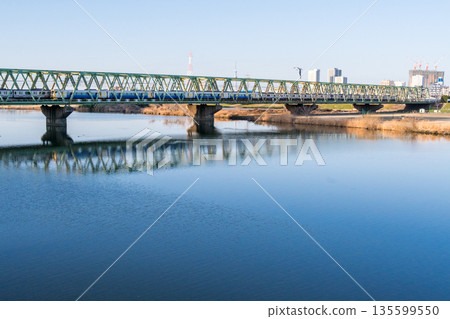 [Sobu Main Line] Shinjuku Wakashio crossing the Edogawa River in the early morning 135599550