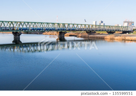 [Sobu Main Line] Shinjuku Wakashio crossing the Edogawa River in the early morning 135599551