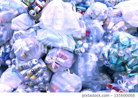 日本橫濱的城市景觀。垃圾堆積如山…街角就是垃圾場。今天是易拉罐、瓶子、PET瓶等垃圾的收集日…有些人喝的是同一個品牌的飲料。 135600008