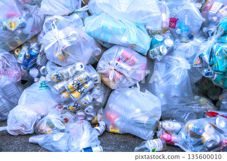 日本橫濱的城市景觀。垃圾堆積如山…街角就是垃圾場。今天是易拉罐、瓶子、PET瓶等垃圾的收集日…有些人喝的是同一個品牌的飲料。 135600010