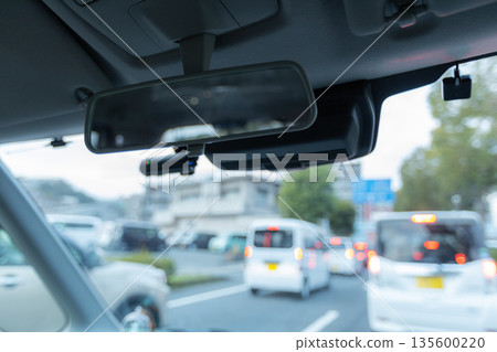 從車內看到的交通堵塞狀況 從車內看到的交通堵塞狀況 135600220
