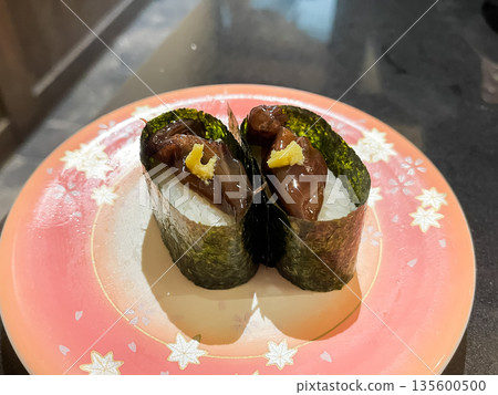 日本壽司。軍艦卷壽司配新鮮醬油醃製螢火魷。 135600500